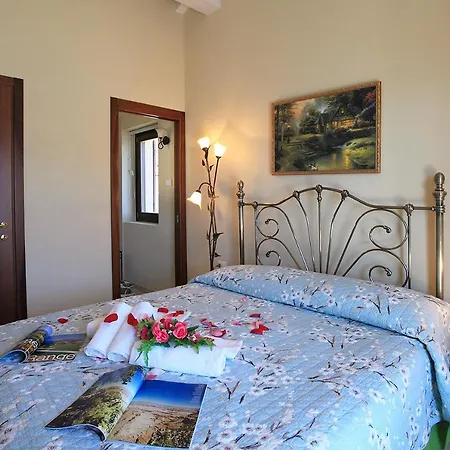 Sleeps 6 Pool Air Con